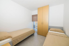 Stunning beachfront apartment with roof terrace, Kaštel Kambelovac